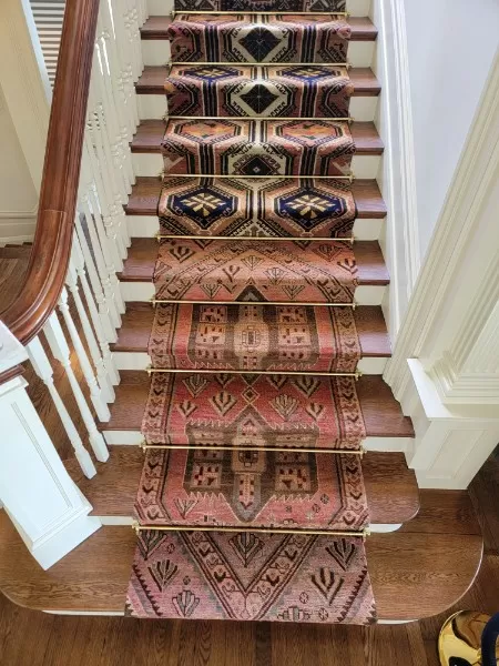 Stair runner with stair rods