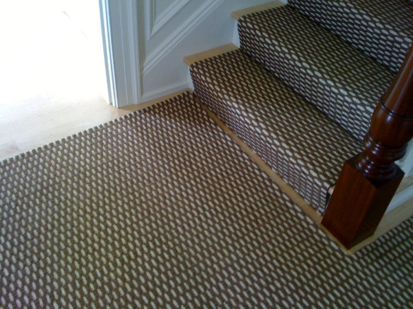 Jute stair runner with close-to-the-wall carpet