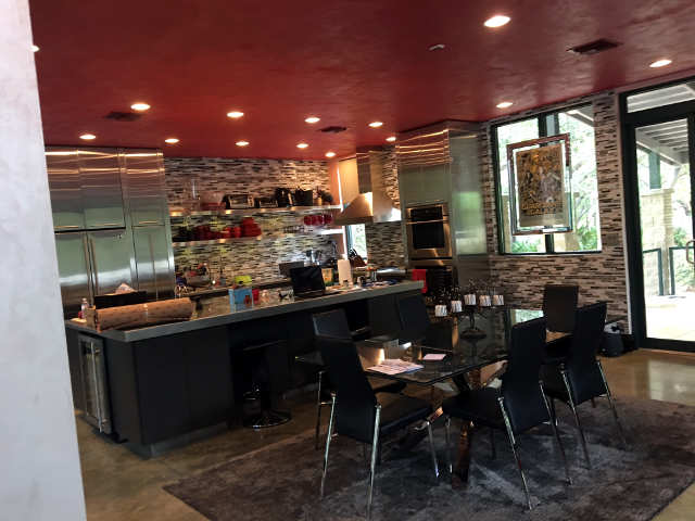 Small fabricatred rug defines dining area