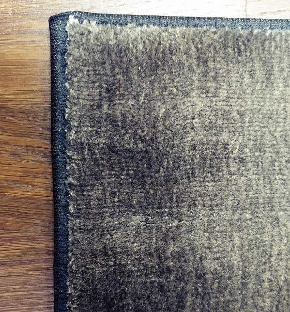 Rug with machine binding